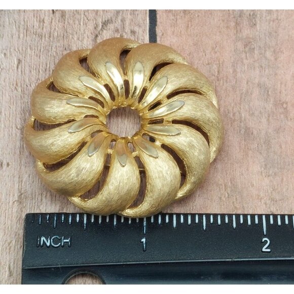 Vintage Crown Trifari Brushed & Shiny Gold Tone Round Swirl Brooch Pin - Picture 8 of 8